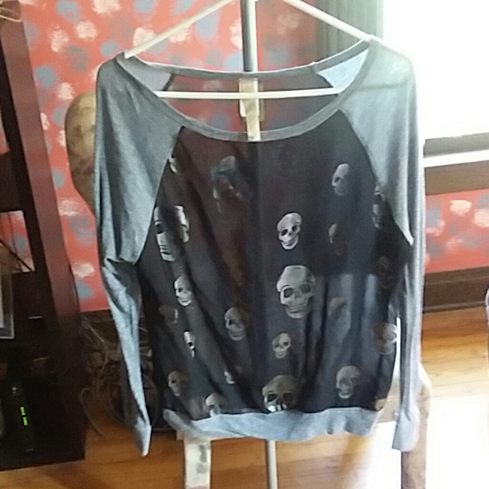 Long sleeved top with silver skulls